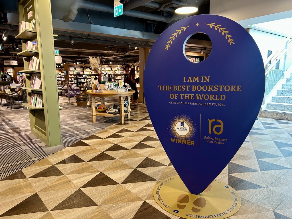 The Best Bookstore of the World in 2022 'monument' in blue surrounded by bookshelf in a bookstore.